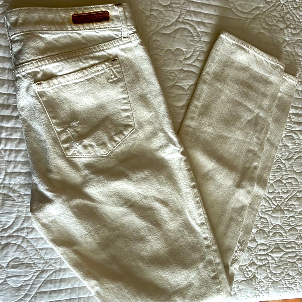 White distressed jeans 👖 🤍